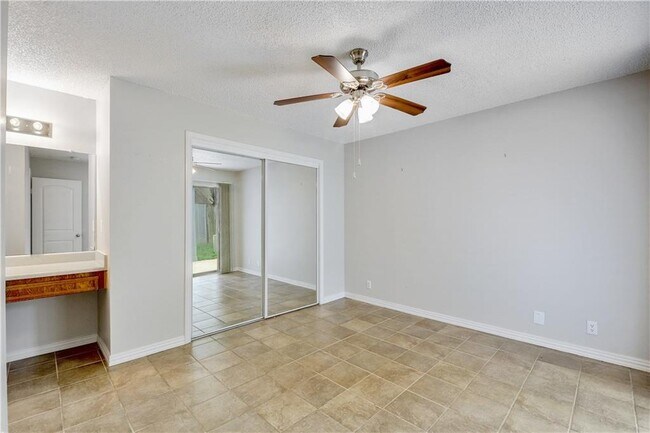 Foto del edificio - 6205 Okner Ln