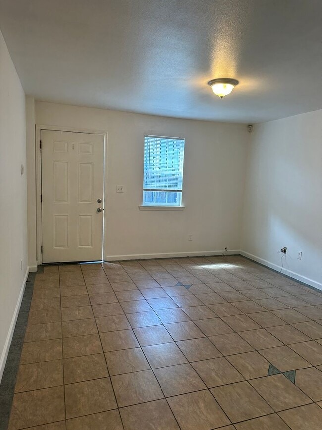 Photo - Great 1 bed/1bath unit w private patio & l... House