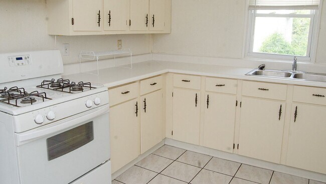 Building Photo - 3 Bedroom / 1 Bathroom Available August 2024