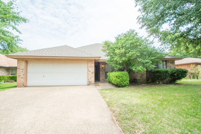 Building Photo - Beautifully Crafted 3-2-2 in Fort Worth! N...