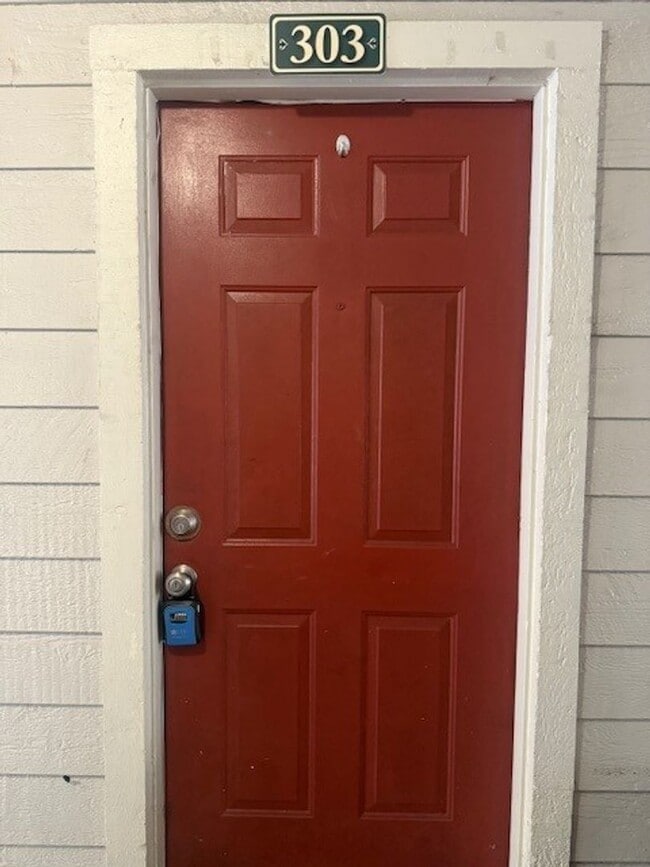 Building Photo - 1 bed/1 bath, 3rd Floor Condo Overlooking ...