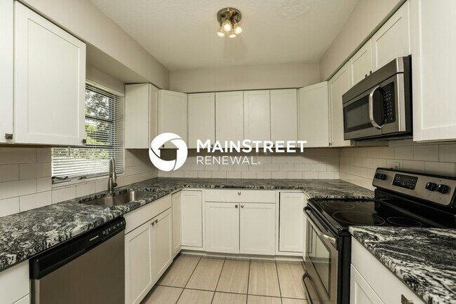 Building Photo - 4 Bedroom Pet-Friendly Home in Deland, FL with Main Street Renewal