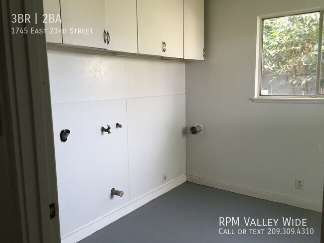 Building Photo - Cute and cozy 3 bedroom 2 bath home Availa...