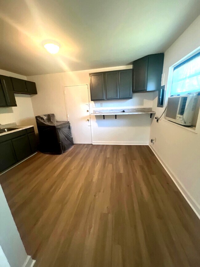 Building Photo - Evans Avenue