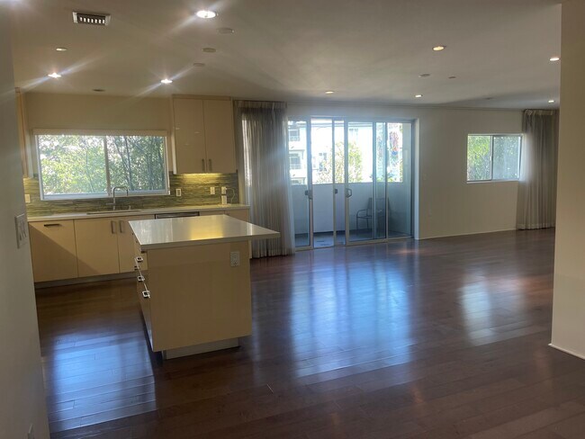 Foto del edificio - 1807 S Beverly Glen Blvd