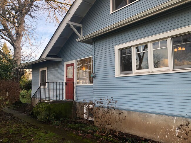 Foto del edificio - Large 4 bed/2 bath Farm House on River Rd.