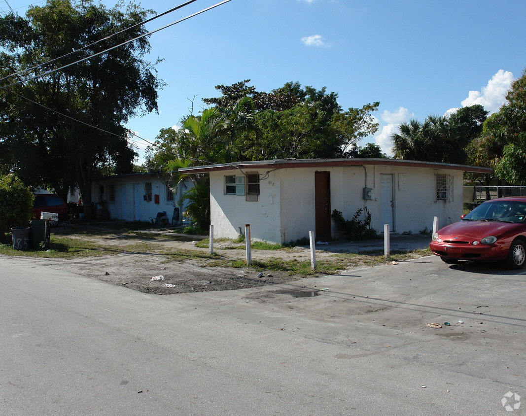Primary Photo - 900 NW 19th Ave