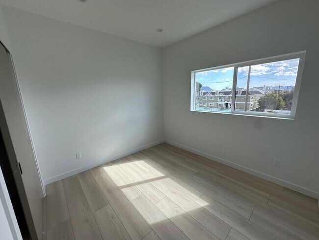Building Photo - 6406 Riverton Ave