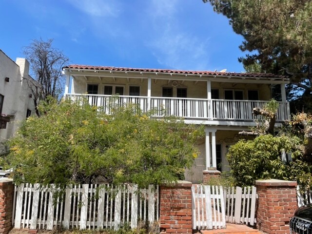 Beachwood canyon living! - 2461 Cheremoya Ave