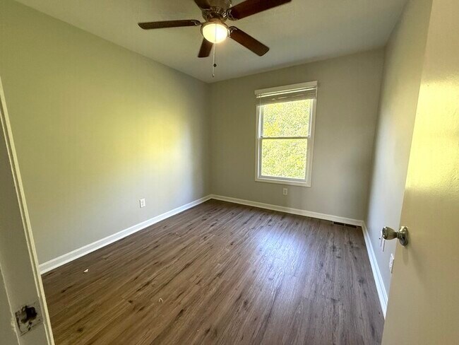 Building Photo - Townhome
