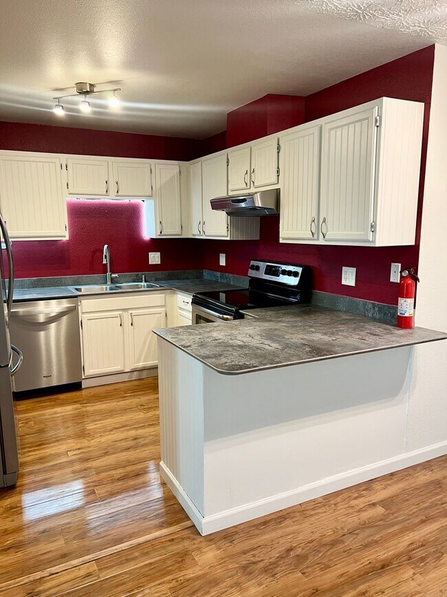 Building Photo - High speed internet included - 3 bedroom townhouse