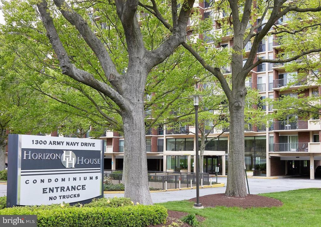 Foto principal - 1300 Army Navy Dr