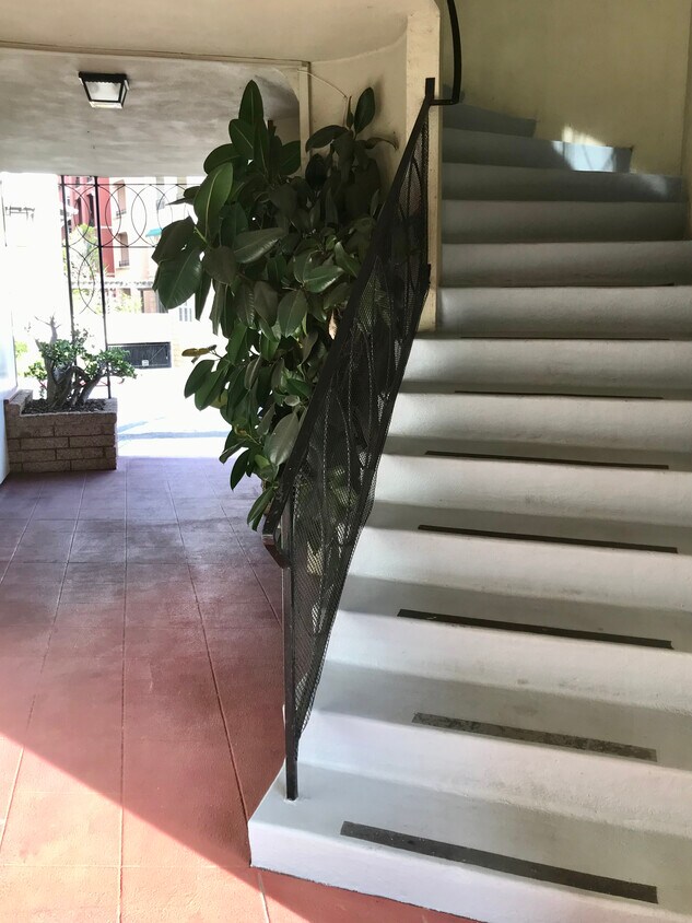 frente de dos escaleras a los apartamentos en planta superior - 15 S Broadway