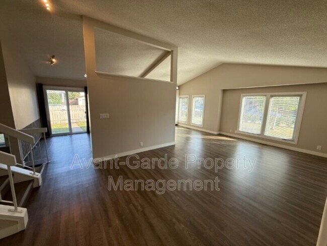 Photo du bâtiment - 4004-4020 20 Ave NW