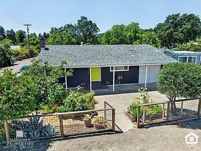 Foto del edificio - Charming 2-bedroom, 1-bathroom Sonoma Home - Available Now!