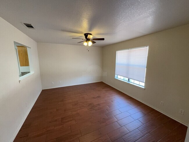 Foto del edificio - 914 McDaniel Cir