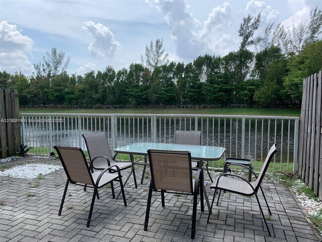 Foto del edificio - 7560 NW 116th Ave