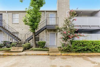 Building Photo - 9797 Leawood Blvd