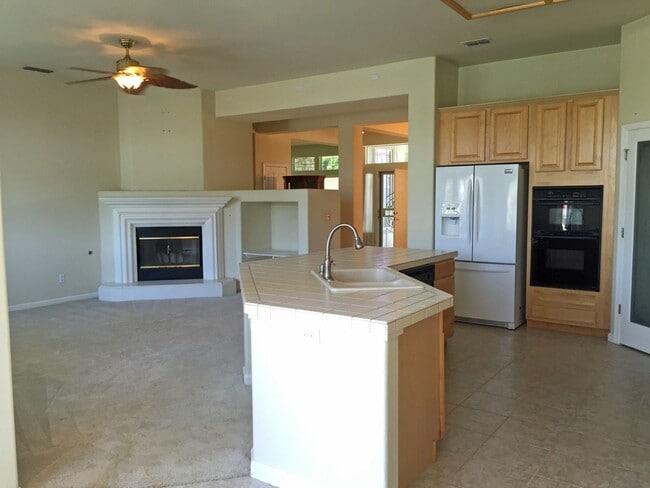 Building Photo - Executive 4 Bedroom 2.5 Bath, 2400 sft. El...