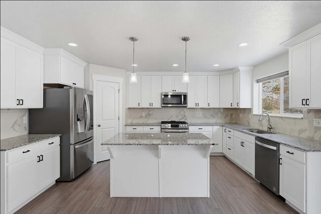 Foto del edificio - Coming Soon! 7 Bedroom/3.2 Bathroom home in Lehi