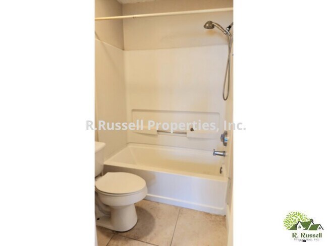 Foto del edificio - Large 1 bedroom 1st floor corner unit cond...