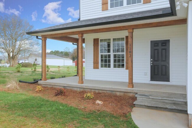 Foto del edificio - Luxury Three Bedroom Townhouse in Lincolnton