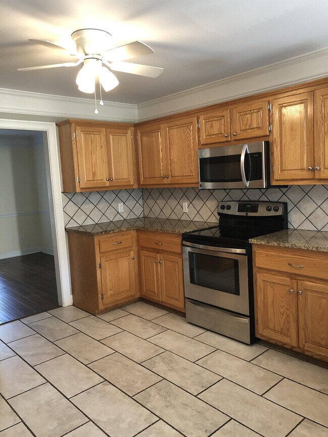 Building Photo - 1020 Joie Dr