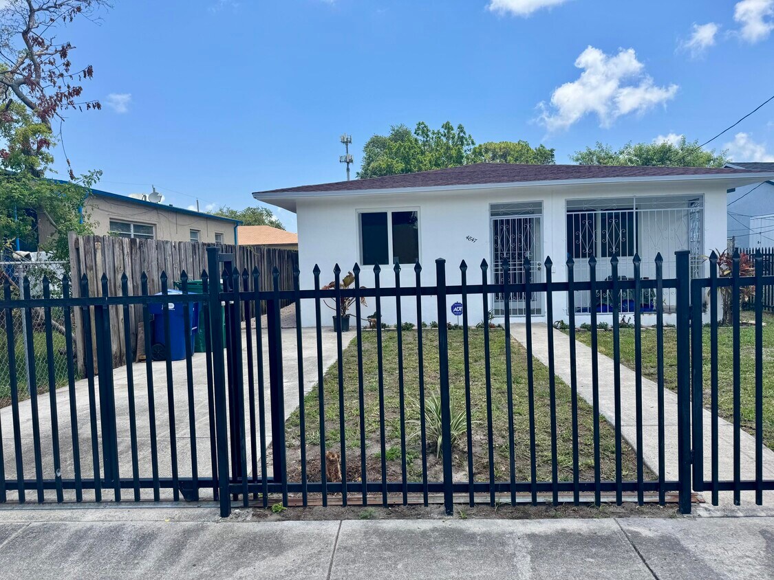 Foto principal - 4847 NW 23rd Ave