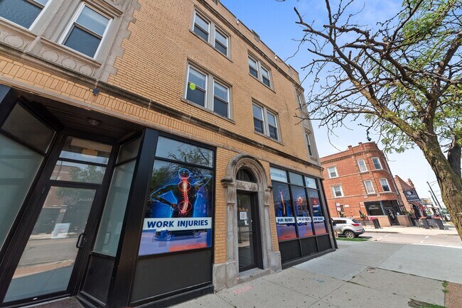 Foto del edificio - 2349 N Drake Ave