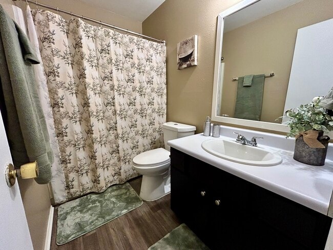 1BR, 1BA - 675 SF Bath - Royal Oaks Apartments