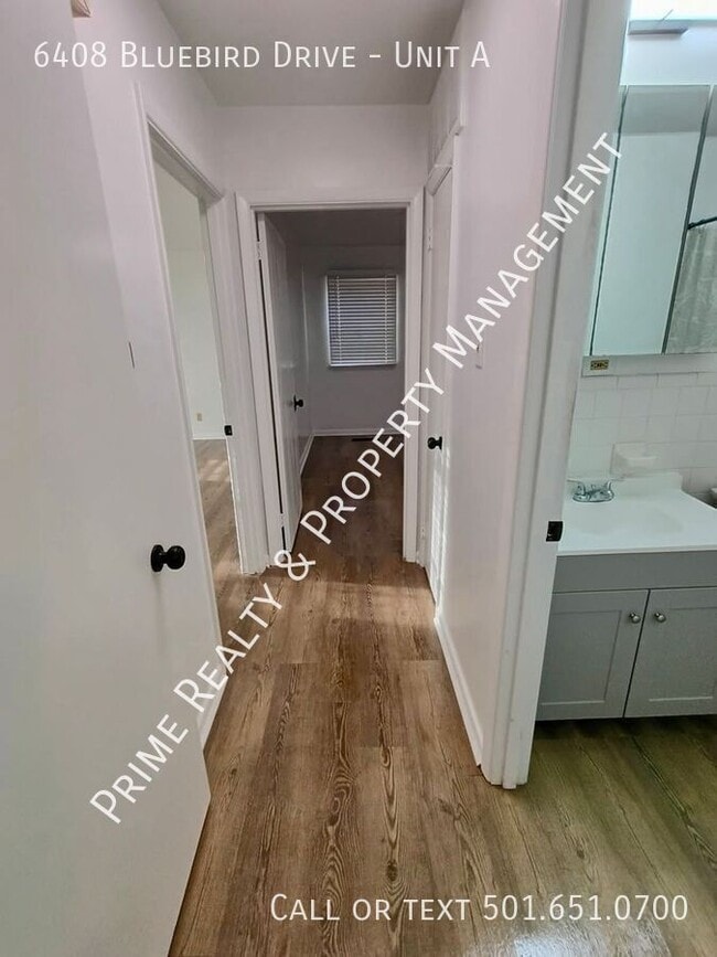 Foto del edificio - 6408 Blue Bird Dr