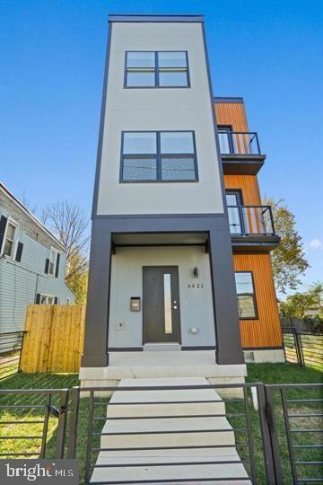 Building Photo - 4421 Kane Pl NE