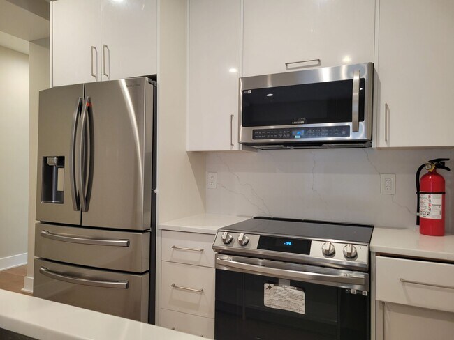 Foto del edificio - Brand New Constructed 3 BR/3 BA Apartment ...