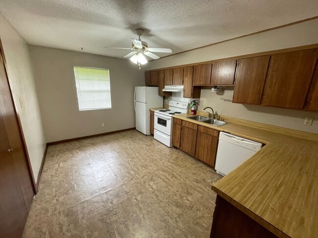 Building Photo - 107 Country Ln