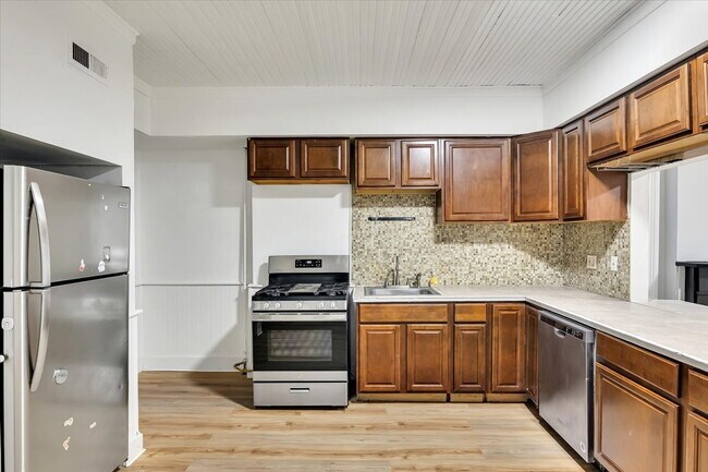 Foto del edificio - "Spacious 3-Bed Home at 57 1/2 Saratoga Av...