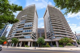 Building Photo - 1300 Crystal Dr