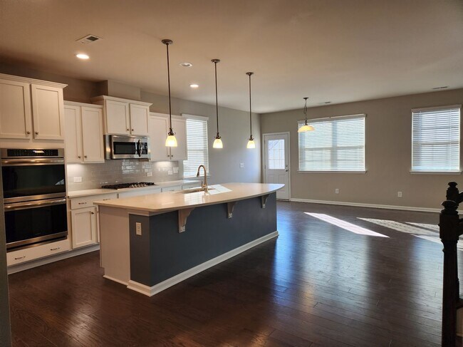 Foto del edificio - Charming Davidson 4-Bedroom with Modern Fi...