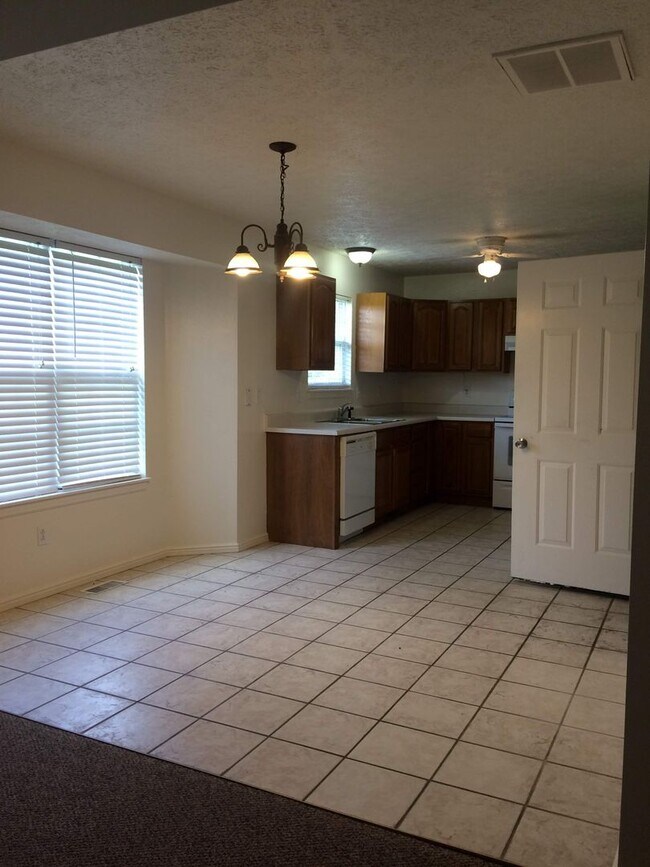 Building Photo - Wonderful Ranch Home  Available to view today