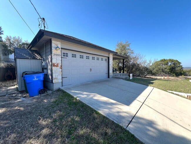 Building Photo - Single story 3 bed 2 bath custom home on a...