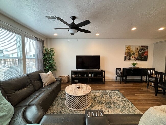 Building Photo - Fully furnished Desert Color Home!