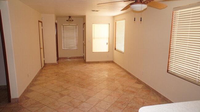 Building Photo - SINGLE STORY HOME WITH 2 BEDROOMS!