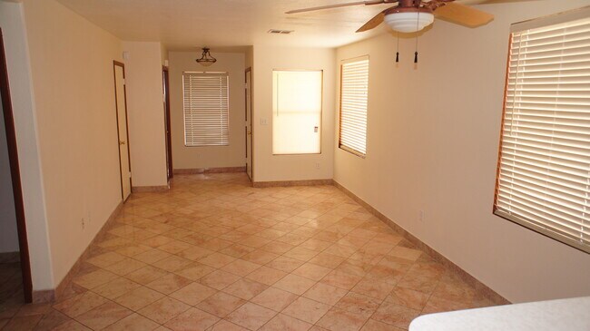 Foto del edificio - SINGLE STORY HOME WITH 2 BEDROOMS!