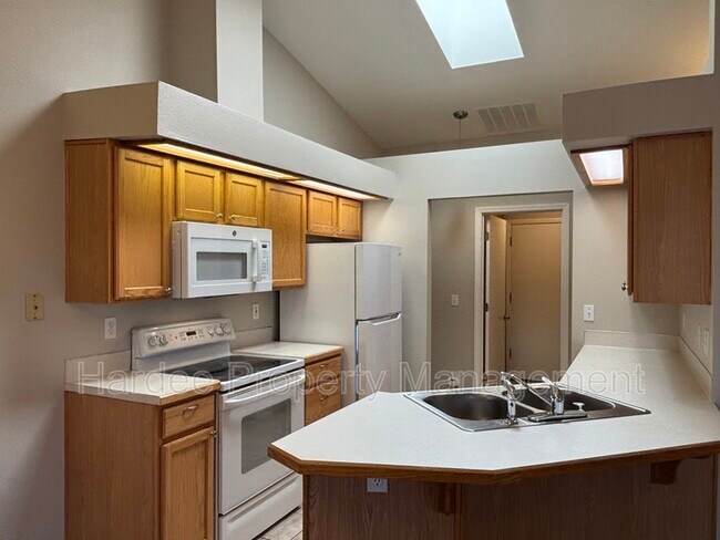 Foto del edificio - 1362 Pineridge Dr E