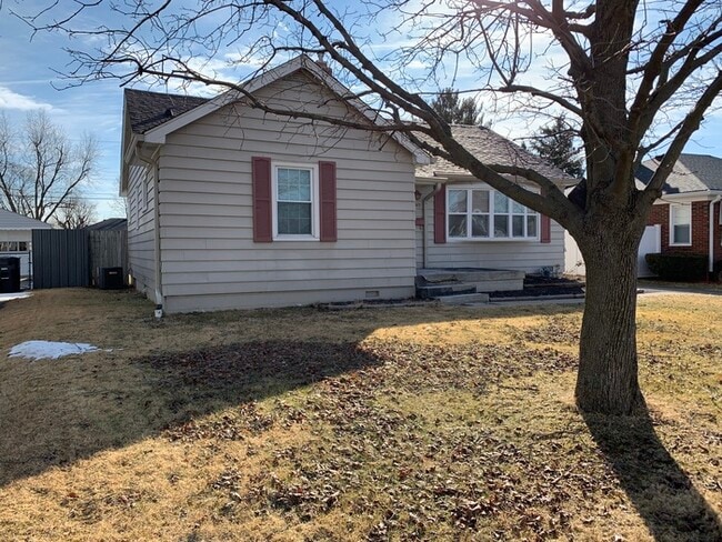 Building Photo - Nice Bungalow in Beech Grove with a Basement!