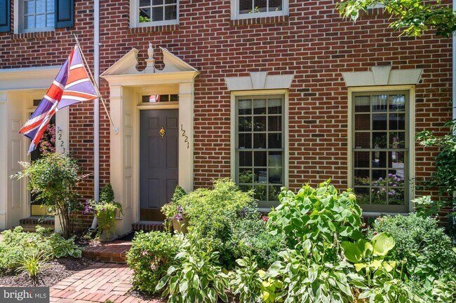 Foto del edificio - 1221 Roundhouse Ln