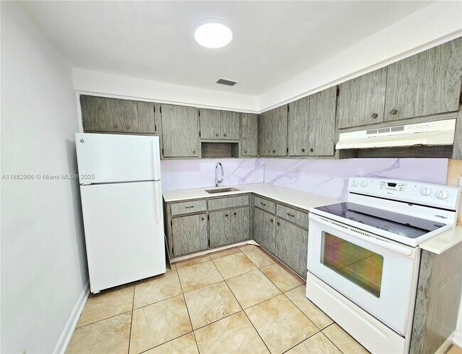 Building Photo - 3770 SW 59th Ave