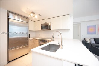 Building Photo - 1300 Brickell Bay Dr
