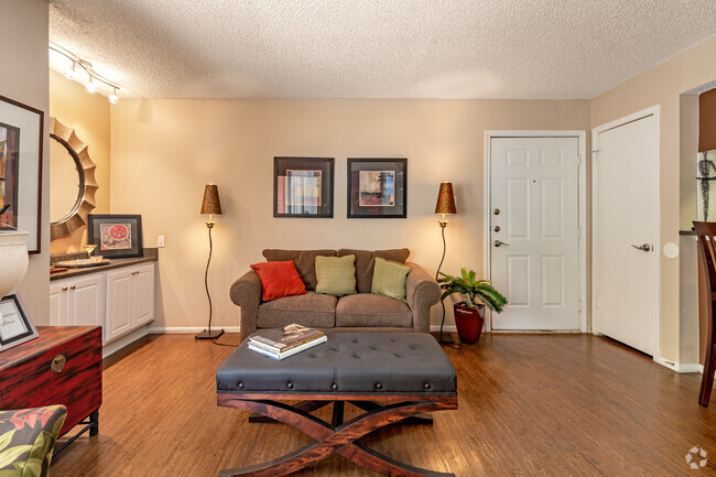 1BR, 1BA - 696SF - Living Room - The Richland