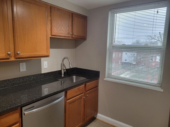 Building Photo - Lovely 2 BR/1 BA Condo in Congress Heights!