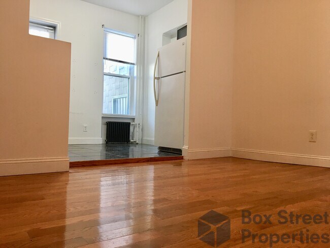 Foto del edificio - 67-05 64th Pl